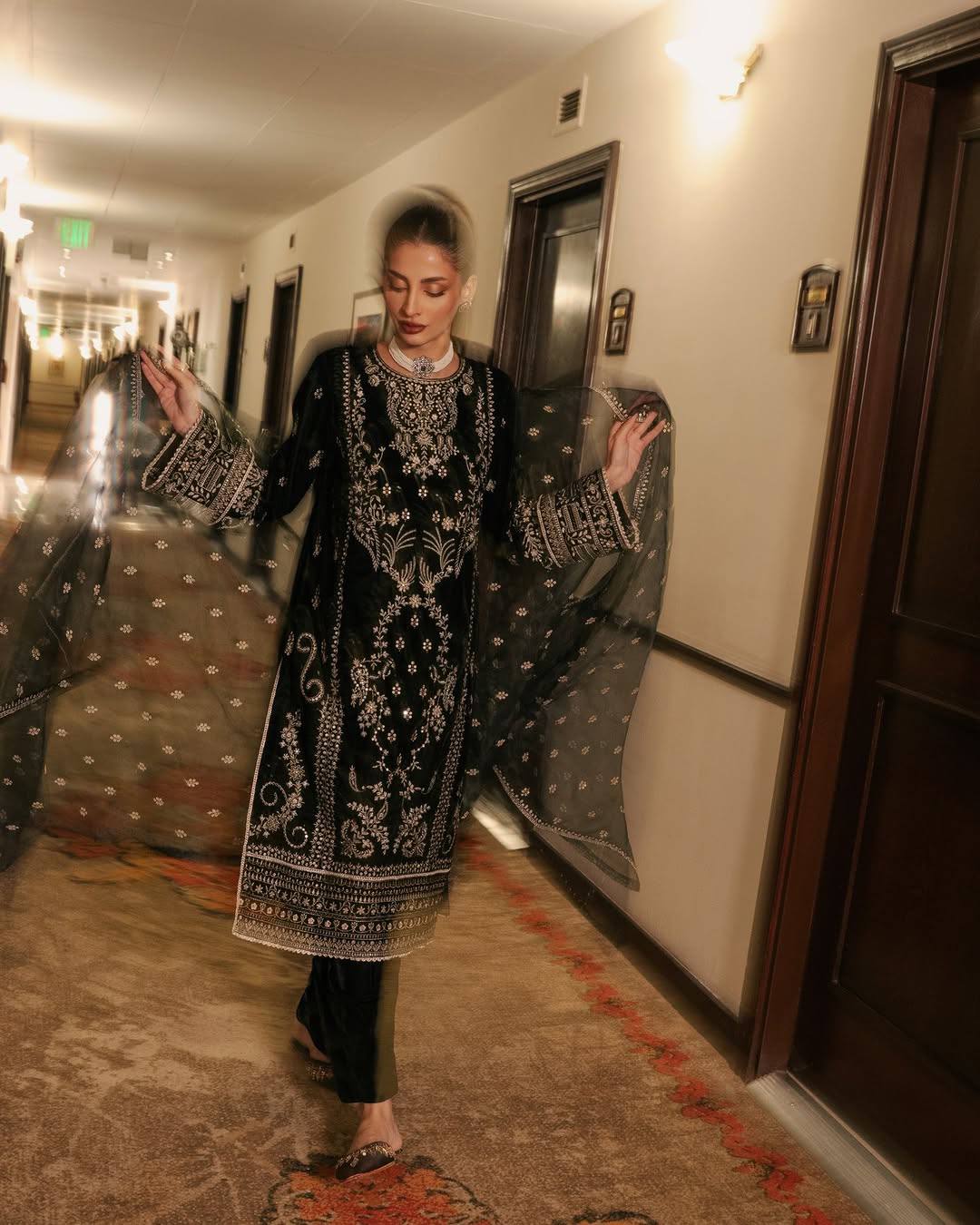 Dastangoi Velvet Kurta - set